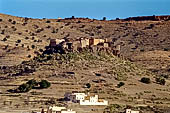 Marocco meridionale - Lungo la strada che da Tafraoute porta a Taroudannt. Il villaggio fortificato di Tizourgane. 
